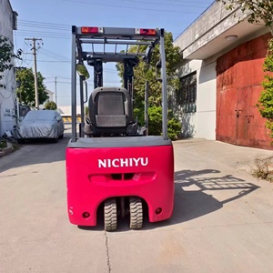 Montacargas NICHYU LPG de 1.5 Toneladas TRANSER 15 con Cabina Roja, Tracción en las Cuatro Ruedas, Desplazador Lateral Hidráulico, Neumáticos Sólidos, Mástil de Dos Etapas y Asiento - Product Image 3