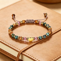 Pulsera de Piedras Naturales Estilo Bohemio con Dije de Corazón Dorado y Tarjeta con Versículo Bíblico, Pulsera de Piedras con Cordón Trenzado Ajustable