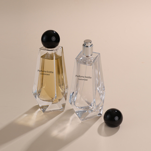 Botella de Perfume Vacía de Vidrio de 50 ml, de Lujo, con Forma Única, para Uso Industrial, Personalizable, con Tapa Redonda - Product Image 2