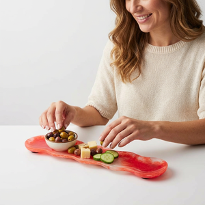 Assiette de service ronde moderne en résine rouge, de qualité alimentaire, de luxe, faite à la main, écologique, pour les fêtes - Product Image 1