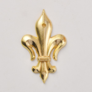 Adorno Decorativo Dorado Fleur De Lis de 53x33mm para Cajas de Madera y Metal - Product Image 1