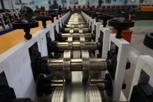 Máquina formadora de rollos de quilla de acero ligera personalizada <span class=keywords><strong>C</strong></span> U Omega Channel Making Machinery Máquina de alta velocidad - Product Image 6