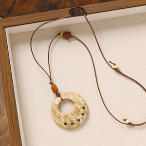 Collier rétro en coquille de noix de coco avec bouton, longue chaîne tressée à motif floral géométrique pour pull, accessoire - Product Image 6