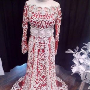 Elegante Vestido Kaftan de Diseñador con Adornos de Cuentas de Vidrio y Piedras, Vestido Largo para Bodas y Fiestas - Product Image 1