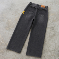 Jeans en denim pour hommes, coupe décontractée, jambe large, déchirés, cloutés, effet délavé vintage noir, imprimé graphique streetwear, personnalisés, style urbain, vente en gros