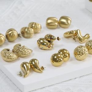 Boucles d'oreilles en acier inoxydable en gros, bijoux texturés creux, goutte d'eau irrégulière, clous d'oreilles épais plaqués or en forme de cœur pour femmes - Product Image 2