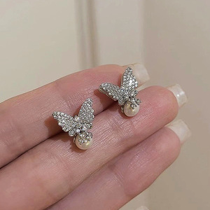 Boucles d'oreilles clous papillon en or blanc E3629 avec perles d'imitation et diamants taille brillant rond pour femme, style romantique pour soirée - Product Image 5