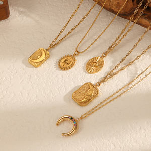 Colliers de pendentifs ovales en relief de <span class=keywords><strong>planète</strong></span> Sunburst teints d'or d'inspiration rétro cosmique glamour imperméable à l'eau - Product Image 4