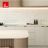 Meuble de cuisine Alland moderne et minimaliste, personnalisé, en panneaux mats couleur crème, avec îlot en bois lamellé et chêne blanc