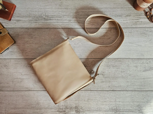 Sac bandoulière en cuir beige mignon pour femme, petit sac à main fait main, sac à main personnalisé, cadeau pour elle - Product Image 4