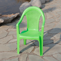Fauteuil d'extérieur empilable en plastique PP durable, résistant à l'eau, vert, avec accoudoirs – Prix usine