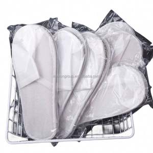 Vente en gros de pantoufles d'été pour femmes, logo personnalisé OEM, PVC, bout fermé, intérieur en velours, semelle EVA de 5 mm, usage hôtelier, plage en plein air, unisexe - Product Image 2