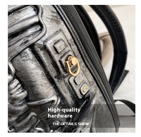 Sac à dos de style punk unisexe Iron Warrior Street Nouvelle mode unique en forme de fermeture éclair Personnalité transfrontalière Design Polyester