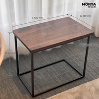 Table basse NORYA moderne en noyer massif avec structure de support géométrique distinctive pour salon, meubles en bois de noyer