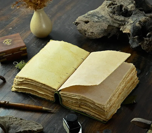 สมุดบันทึกหนังสีเขียวทำมือ ลายดอกไม้สไตล์วินเทจ พร้อมตัวล็อคแบบ C-Lock สมุดจดบันทึกและของขวัญ - Product Image 3