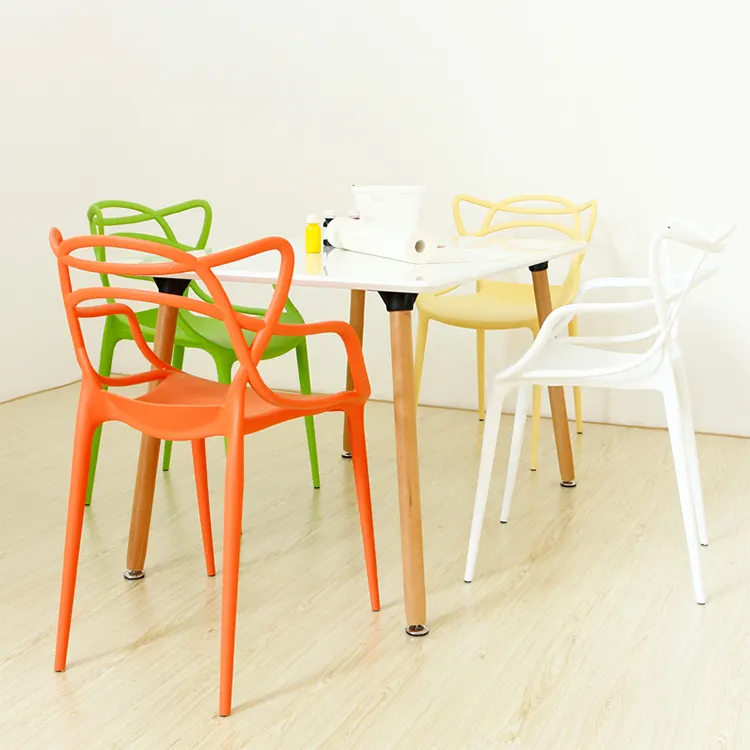 Sedia da pranzo in plastica impilabile sillas da cucina per ristorante dal design moderno colorato