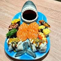 Assiette à sushi 3D en forme de requin, plateau de charcuterie en céramique, thème océan, plateau à sushi amusant en forme de poisson avec bol à sauce.