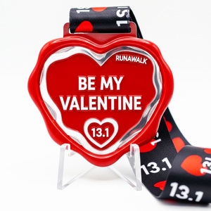 Medalla de Media Maratón 3D con Corazón Rojo 'Be My Valentine 13.1' con Acabado Rojo Brillante y Borde Plateado para Carreras del Día de San Valentín - Product Image 1