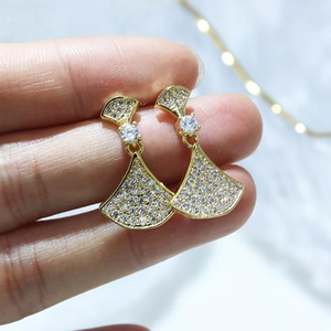 Pendientes de cristal dorado de lujo para mujer, diseño geométrico, joyería de fiesta rellena de oro de 18 quilates, pendientes con microincrustaciones de diamantes de imitación - Product Image 3