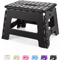 Tabouret pliable assez robuste, parfait pour la cuisine, la salle de bain, la chambre ou la buanderie.