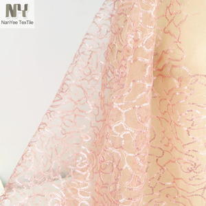 Tissu en <span class=keywords><strong>dentelle</strong></span> à sequins à motif tourbillon rose bébé vendu <span class=keywords><strong>au</strong></span> <span class=keywords><strong>mètre</strong></span> par Nanyee Textile - Product Image 4