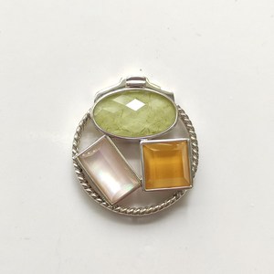 Pendentif en argent 925 avec serpentine, quartz, jaspe mookaïte et nacre rose - Product Image 1