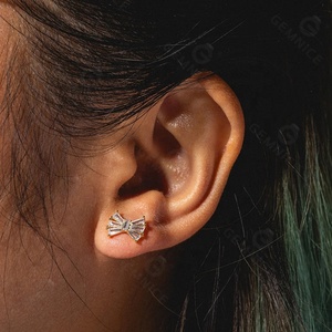 Pendientes de oro de 14 quilates de plata 925 con lazo pequeño de diamante delicado con cristales de baguette pequeños hechos <span class=keywords><strong>a</strong></span> mano de la mano de La Gemnel - Product Image 3