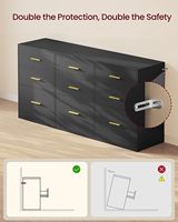 Commode moderne avec 9 tiroirs et poignées en barre dorée, finition MDF noir mat et base en plinthe encastrée