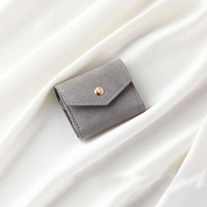 Bolsa de Almacenamiento de Joyas Plegable y Portátil, Bolsa de Viaje Personalizada para Aretes y Collares, Bolsa de Microfibra con Solapa - Product Image 1