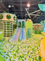 Peralatan taman bermain hiburan komersial anak labirin dalam ruangan balita bermain lembut dengan trampolin interaktif