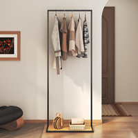 Arara de Roupa Moderna Minimalista em Metal Preto com Prateleira Inferior de Madeira Nogueira para Hall de Entrada e Quarto