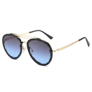 <span class=keywords><strong>Gafas</strong></span> de sol degradadas multicolores decorativas de encaje de Metal con marco pequeño de doble haz resistente a UV de viaje Vintage de gama alta - Product Image 4