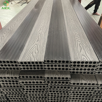 Plancher de pont étanche en gaufrage WPC platelage creux platelage Composite utilisation extérieure en bois brossé composite plastique