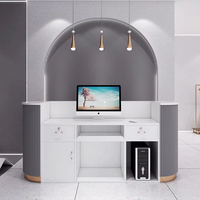 Bureau d'accueil moderne en or blanc, comptoir de réception de luxe à façade côtelée avec base LED pour institut de beauté et boutique
