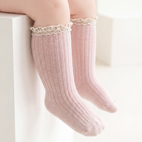 Nouvelles chaussettes pour bébé fille 2026 en coton côtelé avec dentelle et volants, antidérapantes avec semelle en silicone, mi-mollet, mode pour nourrissons et tout-petits