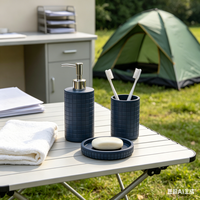 Ensemble d'accessoires de salle de bain en résine texturée bleu marine à motif quadrillé, 3 pièces : distributeur de savon liquide, gobelet et plateau de vanité pour comptoir de salle de bain