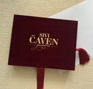 Caja de Invitaciones de Boda de Lujo Personalizada en Color Borgoña, Reutilizable, de Papel Rígido Recubierto de Terciopelo, con Estampado Dorado e Impresión de Logotipo Personalizado - Product Image 2