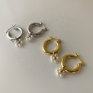 Pendientes de aro pequeños y gruesos chapados en oro de 18K para mujer, joyería Bohemia minimalista coreana, con cuentas y perlas delicadas - Product Image 1