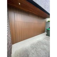 Porte de garage sectionnelle moderne en aluminium noir, automatique, double vitrage givré, pour villa résidentielle