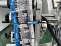 Machine d'étiquetage double face pour ligne d'assemblage à grande vitesse