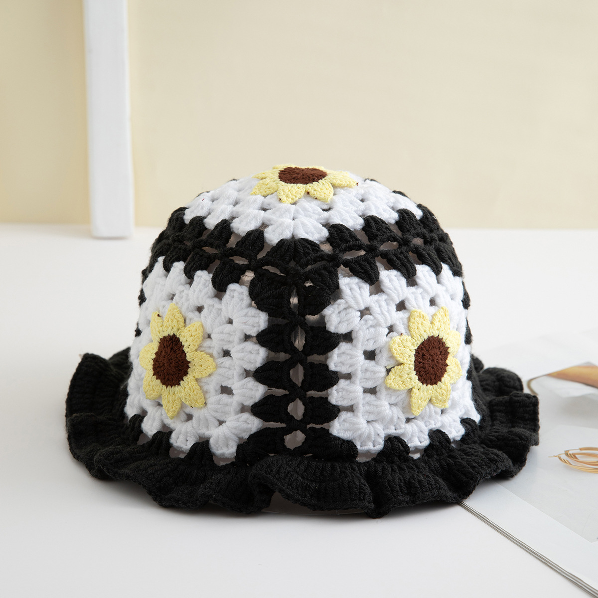 Black and white daisy style