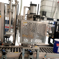 Machine de remplissage automatique à tête unique pour liquides, avec pesage sous le niveau de liquide, pour l'emballage en fûts dans l'industrie alimentaire et chimique