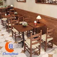 Ensemble table et chaises de restaurant, plateau rond en bois massif avec base en fer noir, mobilier de salle à manger moderne pour café et hôtel