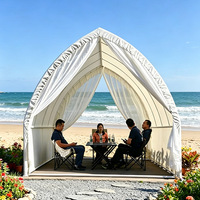 Pavillon de jardin en forme de voilier, structure en acier robuste, style moderne et luxueux, finition thermolaquée, pour extérieur et jardin.