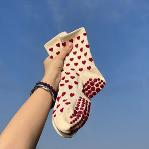 Calzini sportivi in cotone anti-sudore con stampa a cuore personalizzata con polsino a maglia antiscivolo per danza Fitness e Pilates - Product Image 1
