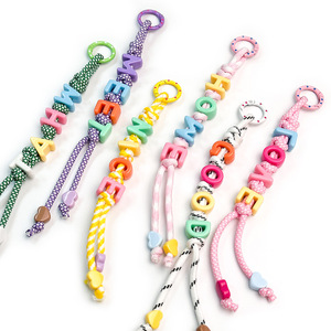 Llavero Personalizado con Cuentas de Letras del Alfabeto de Acrílico Coloridas y Decoración de Corazón, Accesorio para Bolsos, Mochilas y Carteras - Product Image 1