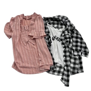 Vente en gros de chemisiers en mousseline de soie d'<span class=keywords><strong>occasion</strong></span> pour femmes, chemises en soie, vêtements Y2K usagés en vrac, vêtements de friperie en lot - Product Image 2