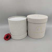 Boîtes à fleurs en matériaux recyclés gris avec logo personnalisé, pelliculage mat couleur pleine et dorure à chaud, emballage de la Saint-Valentin pour fleurs