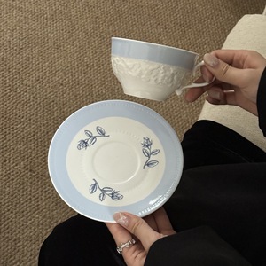 Service de table moderne en porcelaine écologique bleu lait d'été avec motif floral en relief, comprenant tasse, soucoupe et assiette occidentale, pour le thé de l'après-midi, le café et les occasions décontractées - Product Image 6