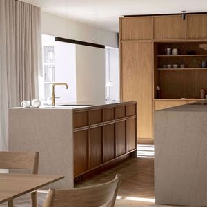 Muebles de Despensa de Lujo de Madera y Aluminio para Cocina, Diseño de Cascada Personalizado, Gabinete de Cocina Importado con Isla - Product Image 1